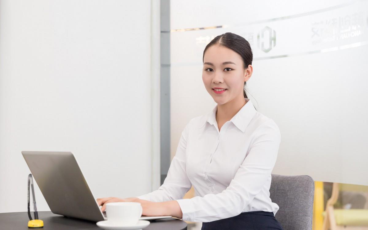 工作中的女性白领图片