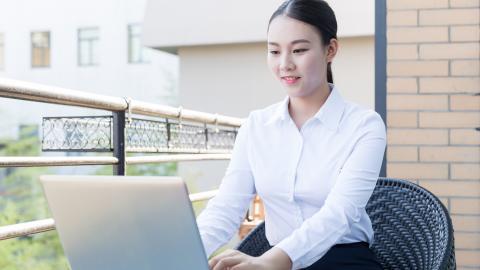 工作中的女性白领图片