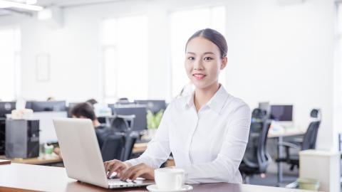 工作中的女性白领图片