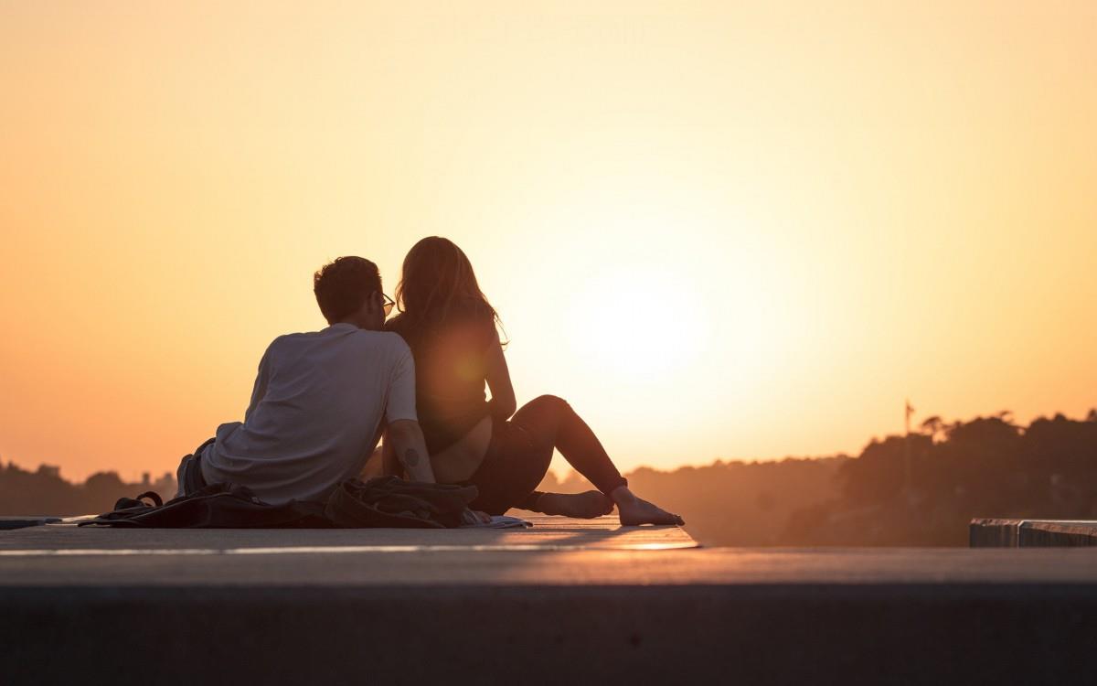 甜蜜情侣背影图片