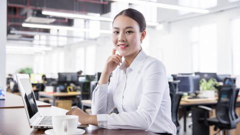 工作中的女性白领图片