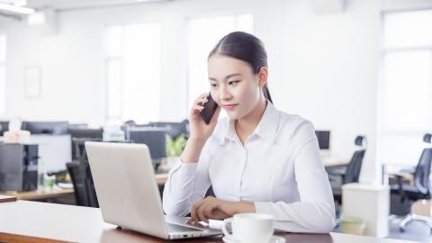 工作中的女性白领图片