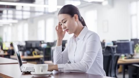 工作中的女性白领图片