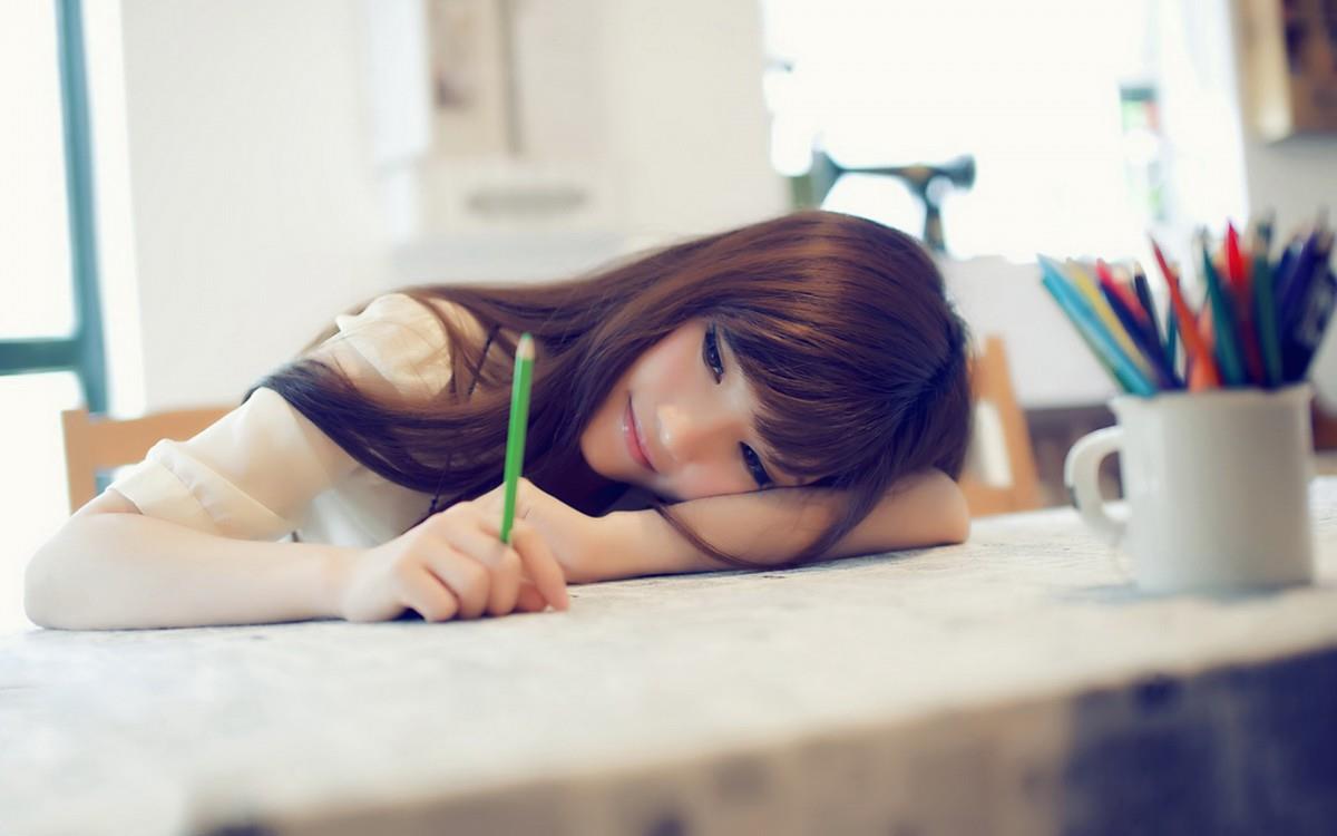 清纯漂亮的图书馆美女图片