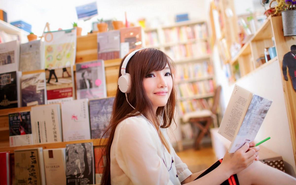 清纯漂亮的图书馆美女图片