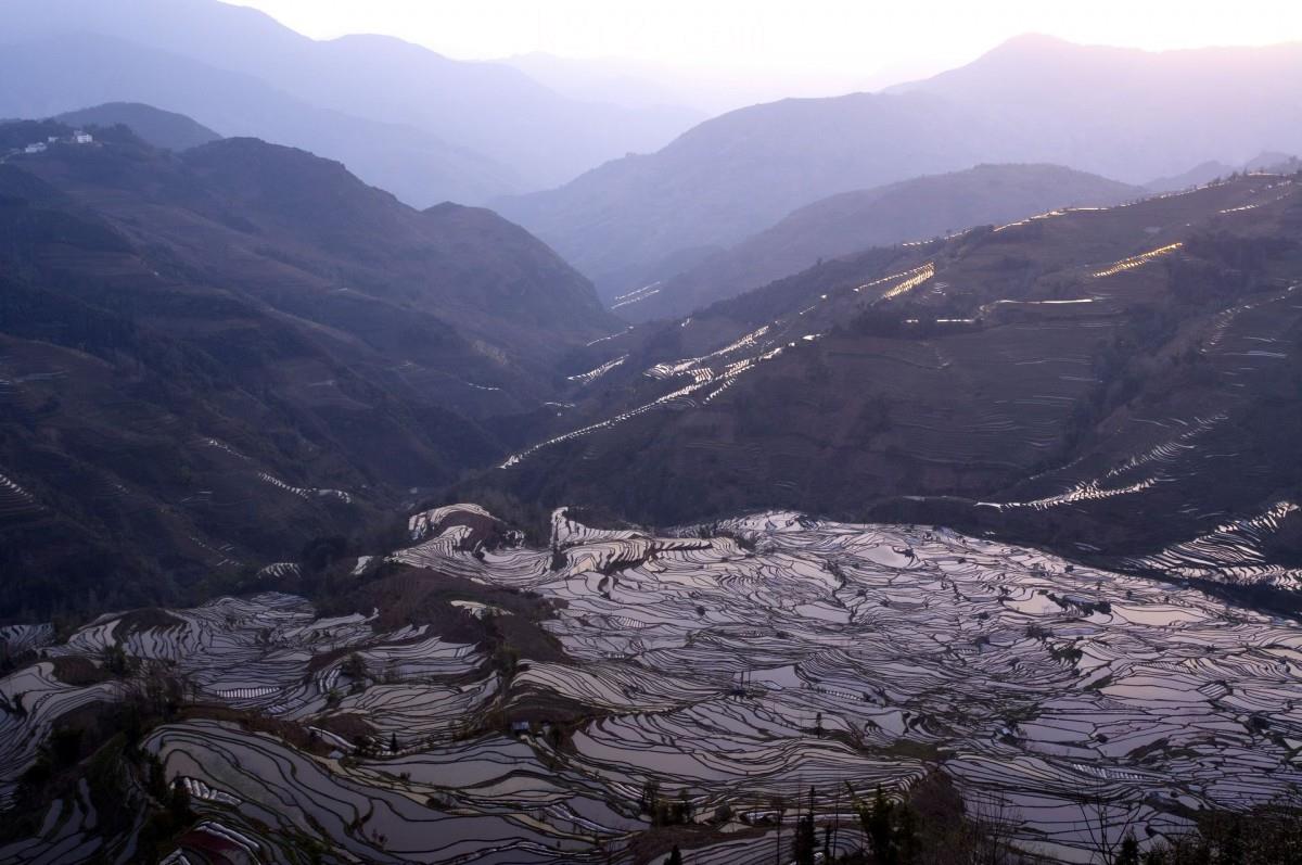 大山里无尽的梯田风光