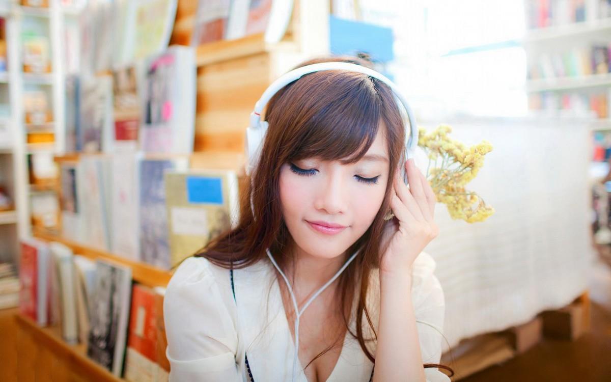 清纯漂亮的图书馆美女图片