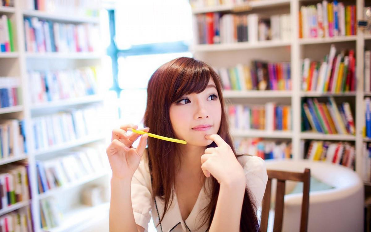 清纯漂亮的图书馆美女图片