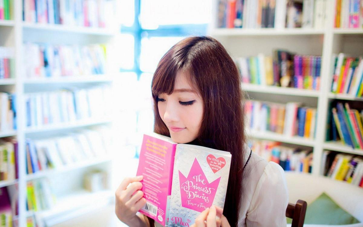 清纯漂亮的图书馆美女图片