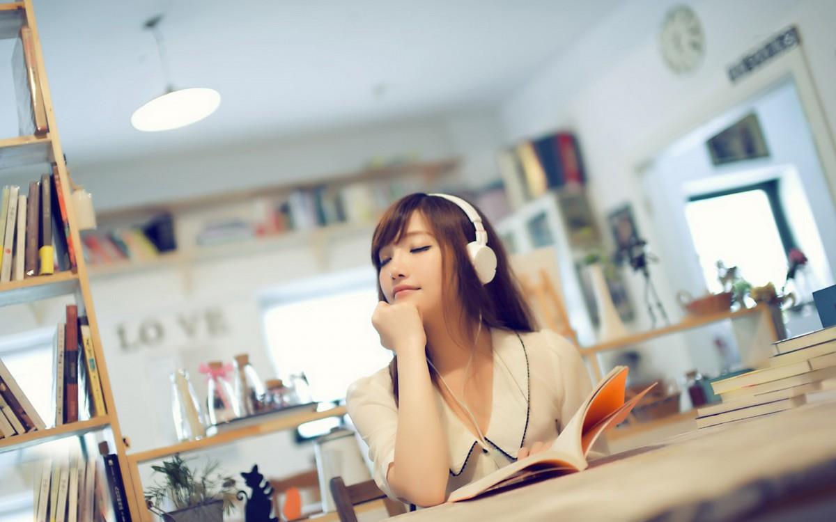 清纯漂亮的图书馆美女图片