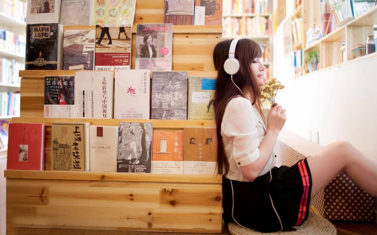 清纯漂亮的图书馆美女图片