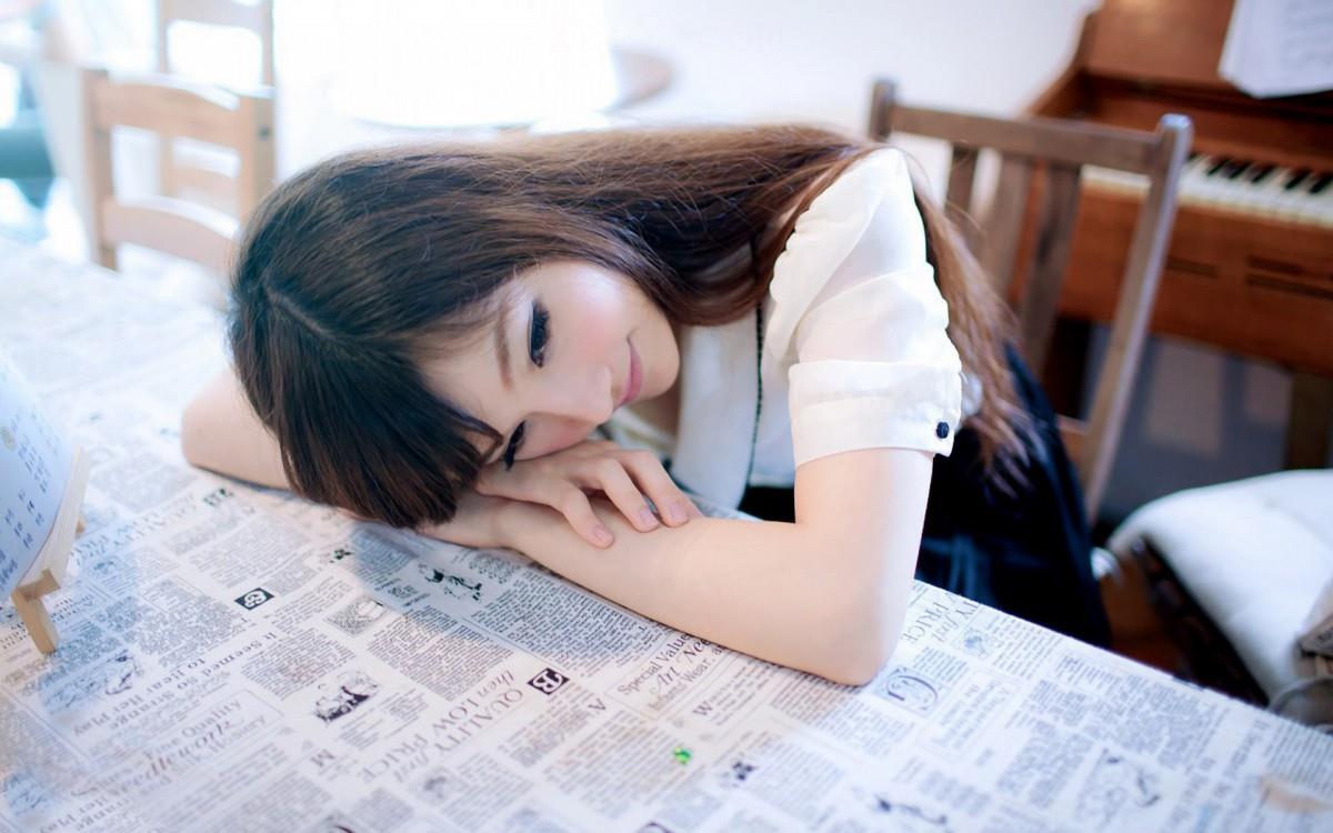 清纯漂亮的图书馆美女图片