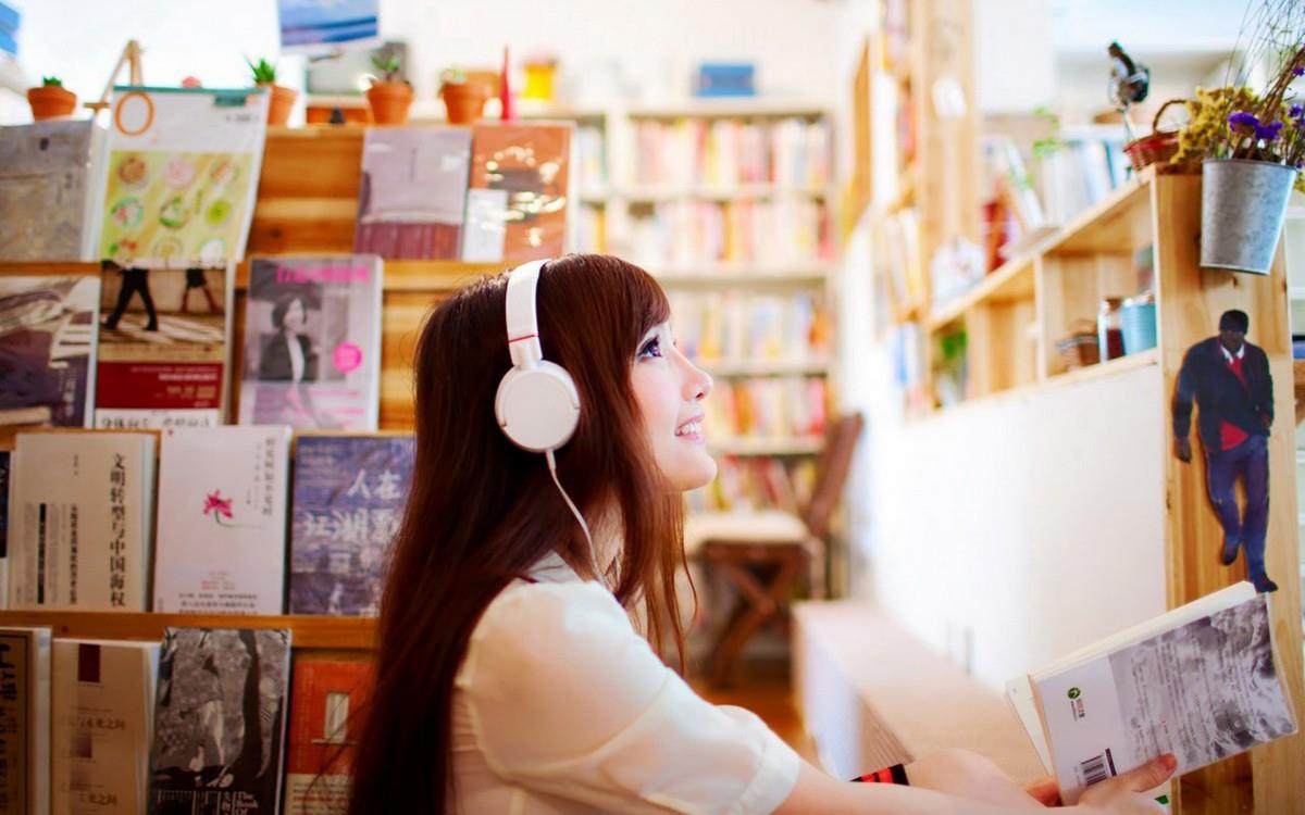 清纯漂亮的图书馆美女图片