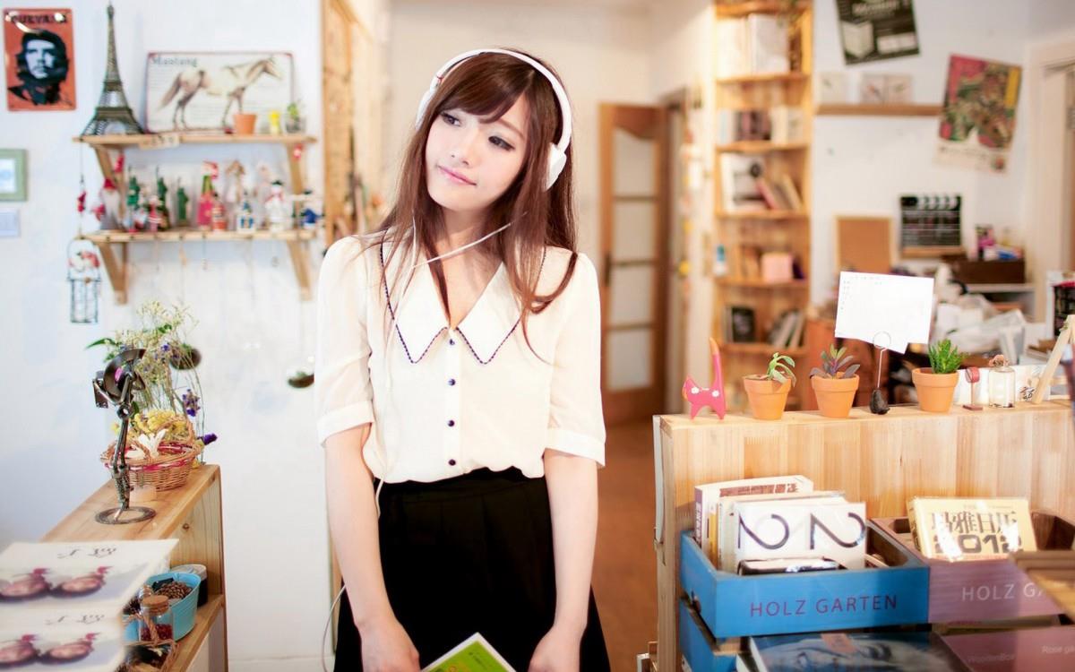 清纯漂亮的图书馆美女图片