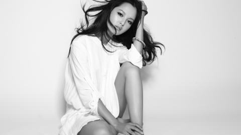 辛芷蕾黑白图片