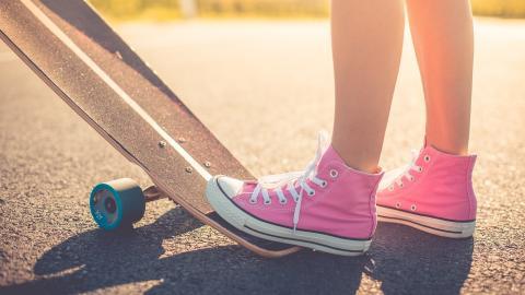 美女滑板运动图片