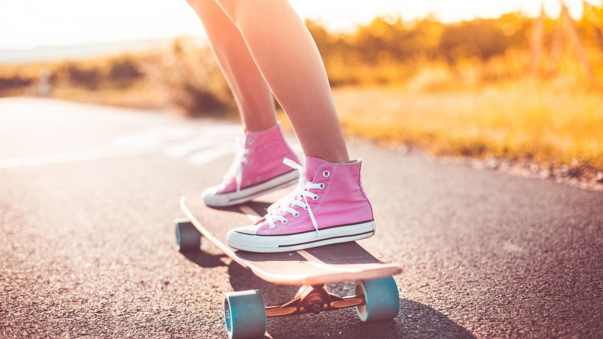 美女滑板运动图片