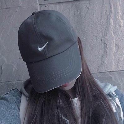 鸭舌帽女生头像图片可爱 戴鸭舌帽女生头像图片大全 20张