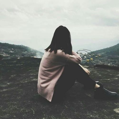 头像女生背影伤感孤单图片真人 女生头像孤单的背影伤感 20张