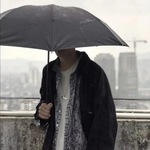 男生打伞头像图片大全 男生打伞头像图片真人 20张